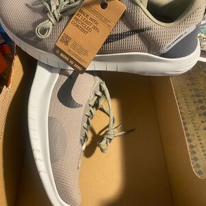 FLEX EXPERIENCE RN 12
LIGHT ARMY/ANTHRACITE Men's NWT size 11.5 - no lid on box